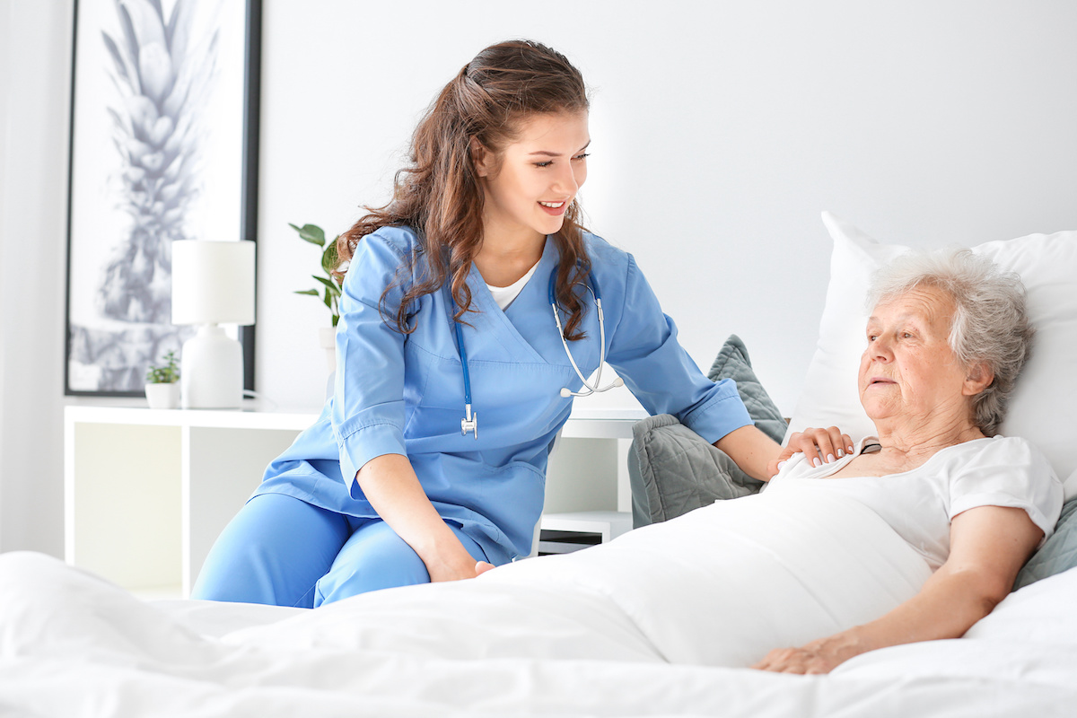 Behandlungspflege Pflegekraft betreut Patientin in der Behandlungspflege