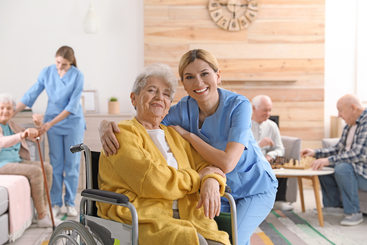 Pflegekraft betreut Seniorin in Langzeitpflege Was ist Langzeitpflege