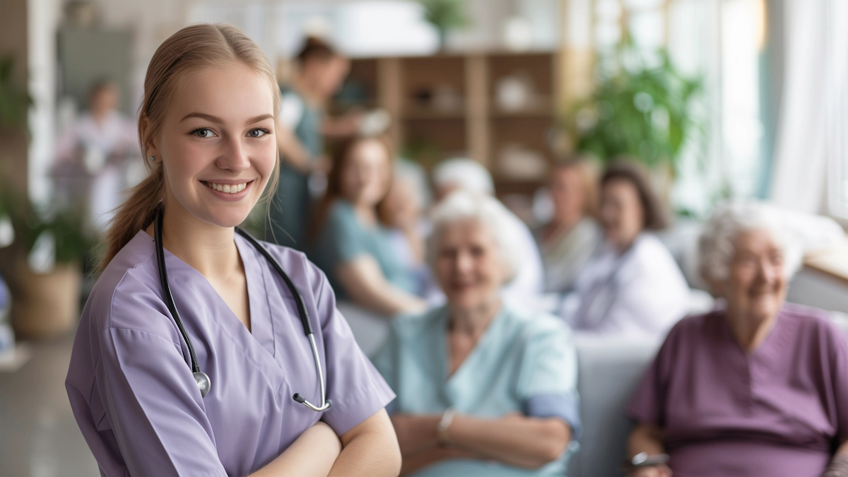 Fröhliche junge Frau macht Ausbildung zur Pflegekraft Kpbinationsleistungen_Pflegerin